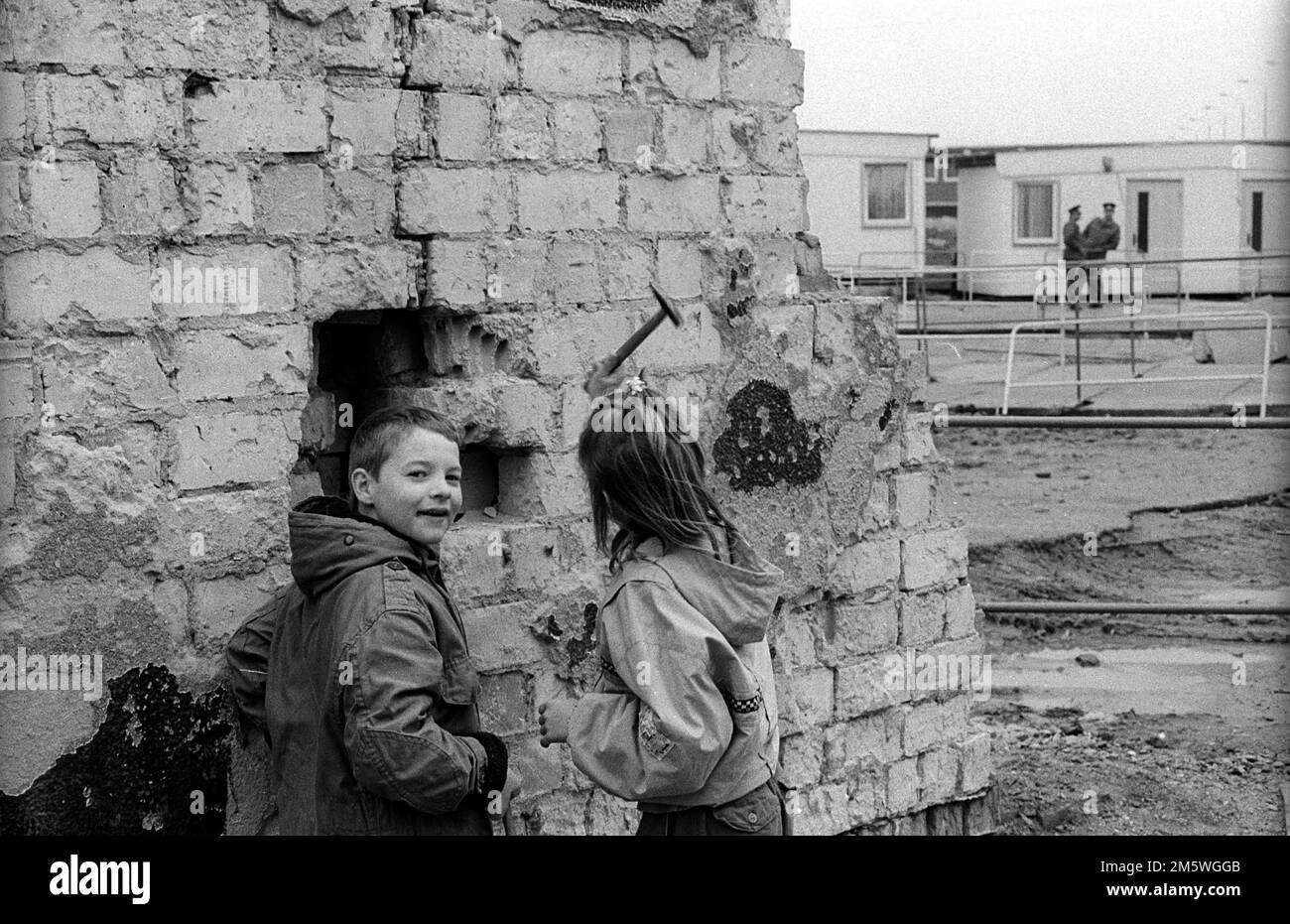 GDR, Berlin, 03. 03. 1990, des enfants frappent sur le mur dans la Bernauer Strasse, juste à côté du poste frontalier, C Rolf Zoellner Banque D'Images