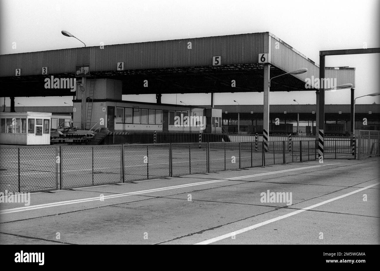 GDR, Berlin, 24 août 1990, bâtiment d'enregistrement de l'ancien point de passage frontalier de Dreilinden, C Rolf Zoellner Banque D'Images