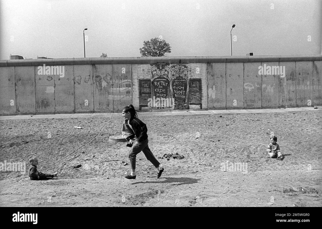 GDR, Berlin, 28. 04. 1990, mur de l'ancienne station de marchandises (tunnel Gleim), Schwedter Strasse, Children, C Rolf Zoellner Banque D'Images