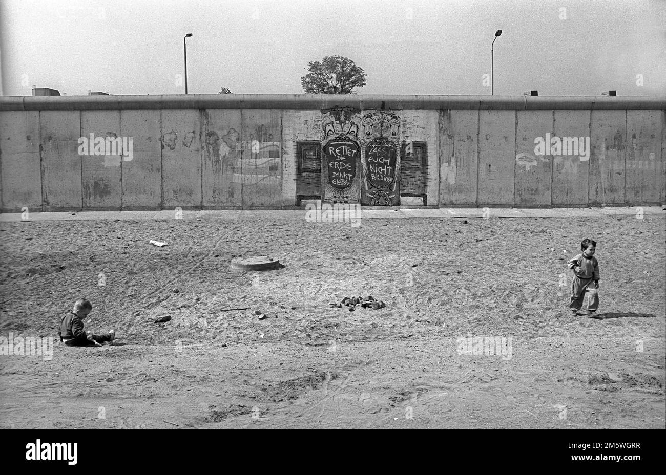 GDR, Berlin, 28. 04. 1990, mur de l'ancienne station de marchandises (tunnel Gleim), Schwedter Strasse, Children, C Rolf Zoellner Banque D'Images