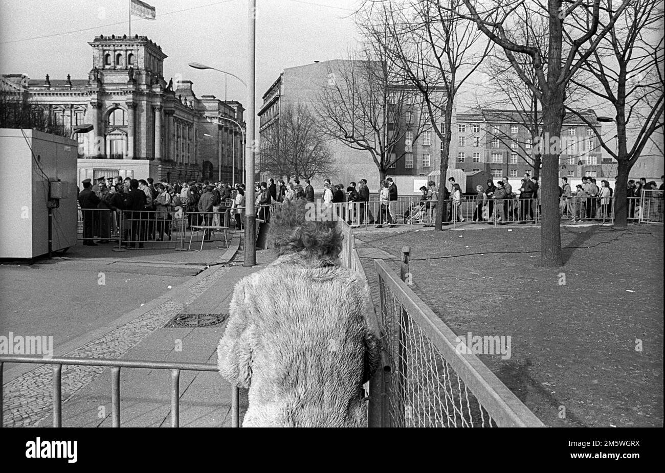 GDR, Berlin, 23. 02. 1990. Poste frontalier à l'édifice Reichstag, ouverture du mur, femme en fourrure Banque D'Images