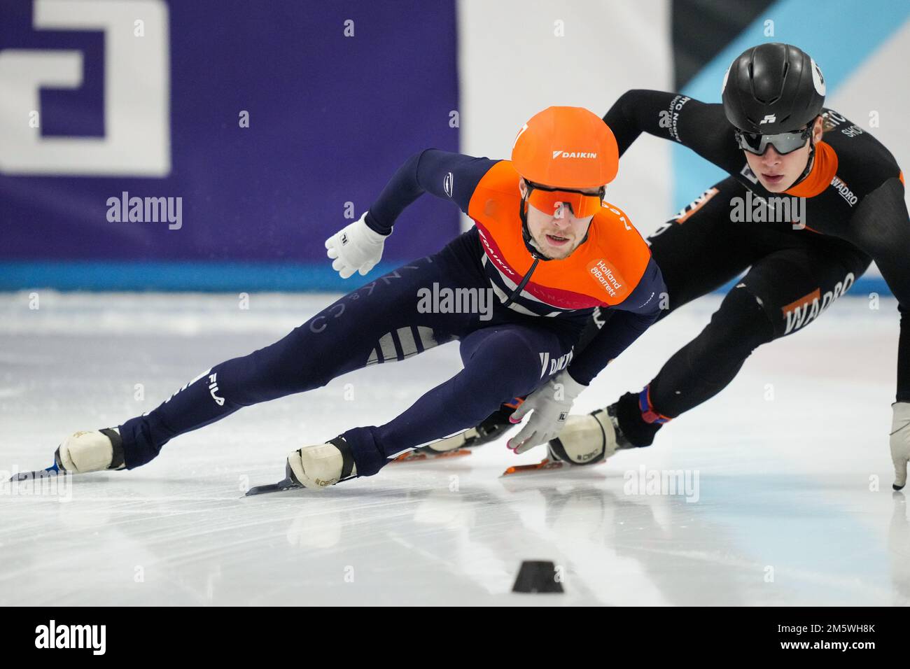 Leeuwarden, pays-Bas. 31st décembre 2022. LEEUWARDEN, PAYS-BAS - DÉCEMBRE 31: Frison Emons des pays-Bas et Hessel van Berkum des pays-Bas en compétition sur les 1500m hommes lors des Championnats nationaux Netherlands Short Track on 31 décembre 2022 à Leeuwarden, pays-Bas (photo de Douwe Bijlsma/Orange Pictures) crédit: Orange pics BV/Alay Live News Banque D'Images