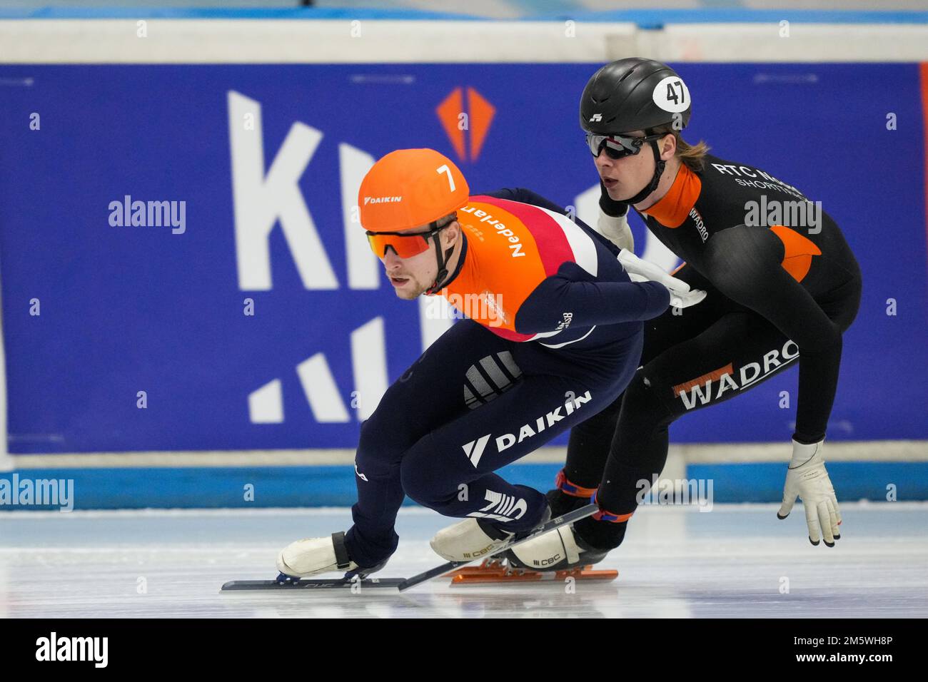 Leeuwarden, pays-Bas. 31st décembre 2022. LEEUWARDEN, PAYS-BAS - DÉCEMBRE 31: Frison Emons des pays-Bas et Hessel van Berkum des pays-Bas en compétition sur les 1500m hommes lors des Championnats nationaux Netherlands Short Track on 31 décembre 2022 à Leeuwarden, pays-Bas (photo de Douwe Bijlsma/Orange Pictures) crédit: Orange pics BV/Alay Live News Banque D'Images