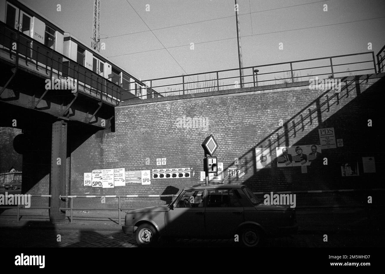 GDR, Berlin, 17. 03. 1990, station de S-Bahn Friedrichshagen, S-Bahn, Wartburg, affiches électorales Banque D'Images