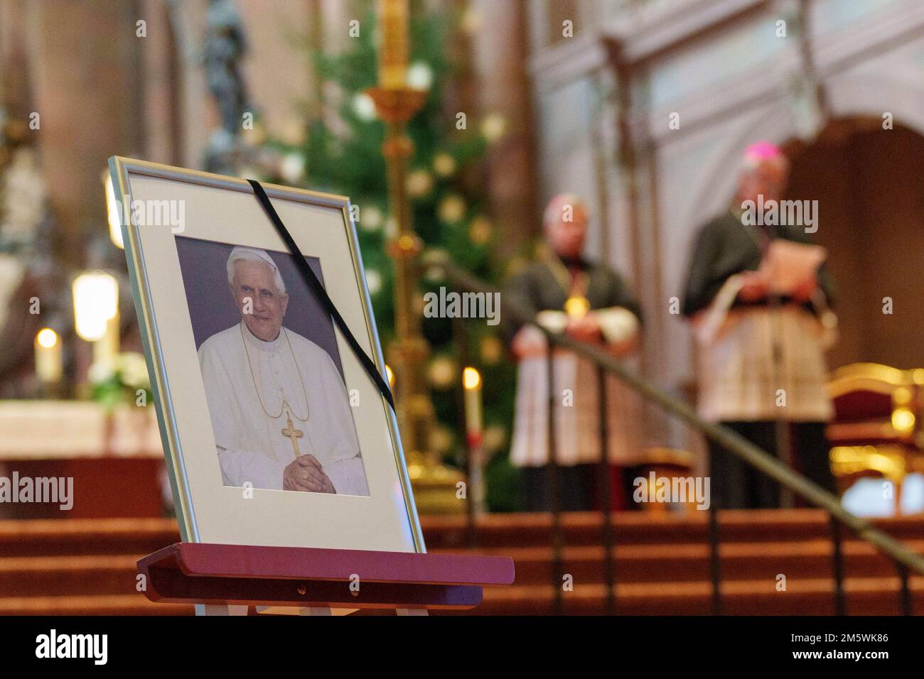 Mayence, Allemagne. 31st décembre 2022. Une effigie de l'ancien pape Benoît XVI se tient dans la cathédrale de Mayence. Le pape émérite Benoît XVI est décédé le 31 décembre 2022 au Vatican à l'âge de 95 ans. Credit: Andreas Arnold/dpa/Alay Live News Banque D'Images