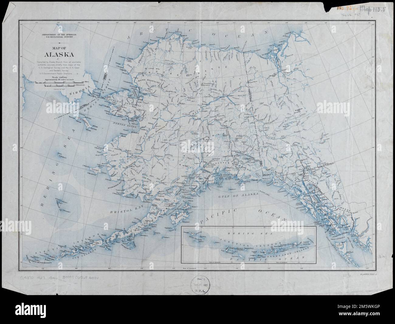Carte de l'Alaska. Grugeage indiqué par les hauteurs de point. Encart: [Iles Aléoutiennes]. Affiche également les stations de radio du gouvernement des États-Unis... Alaska, carte A. Alaska, carte A, Alaska Banque D'Images