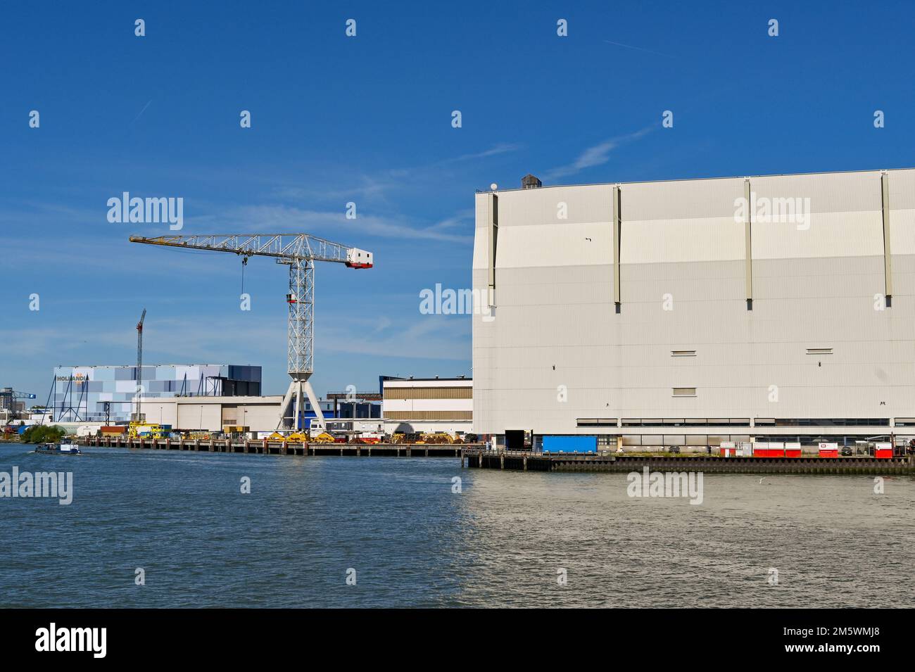 Krimpen aan den IJssel, pays-Bas - août 2022 : vue latérale extérieure du chantier naval couvert de la société IHC Banque D'Images