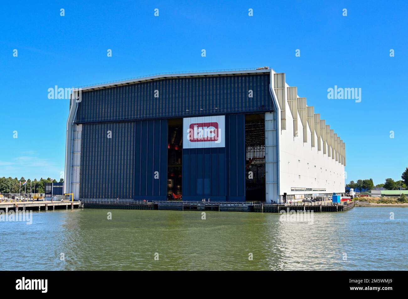 Krimpen aan den IJssel, pays-Bas - août 2022 : vue de face extérieure du chantier naval couvert de la société IHC Banque D'Images