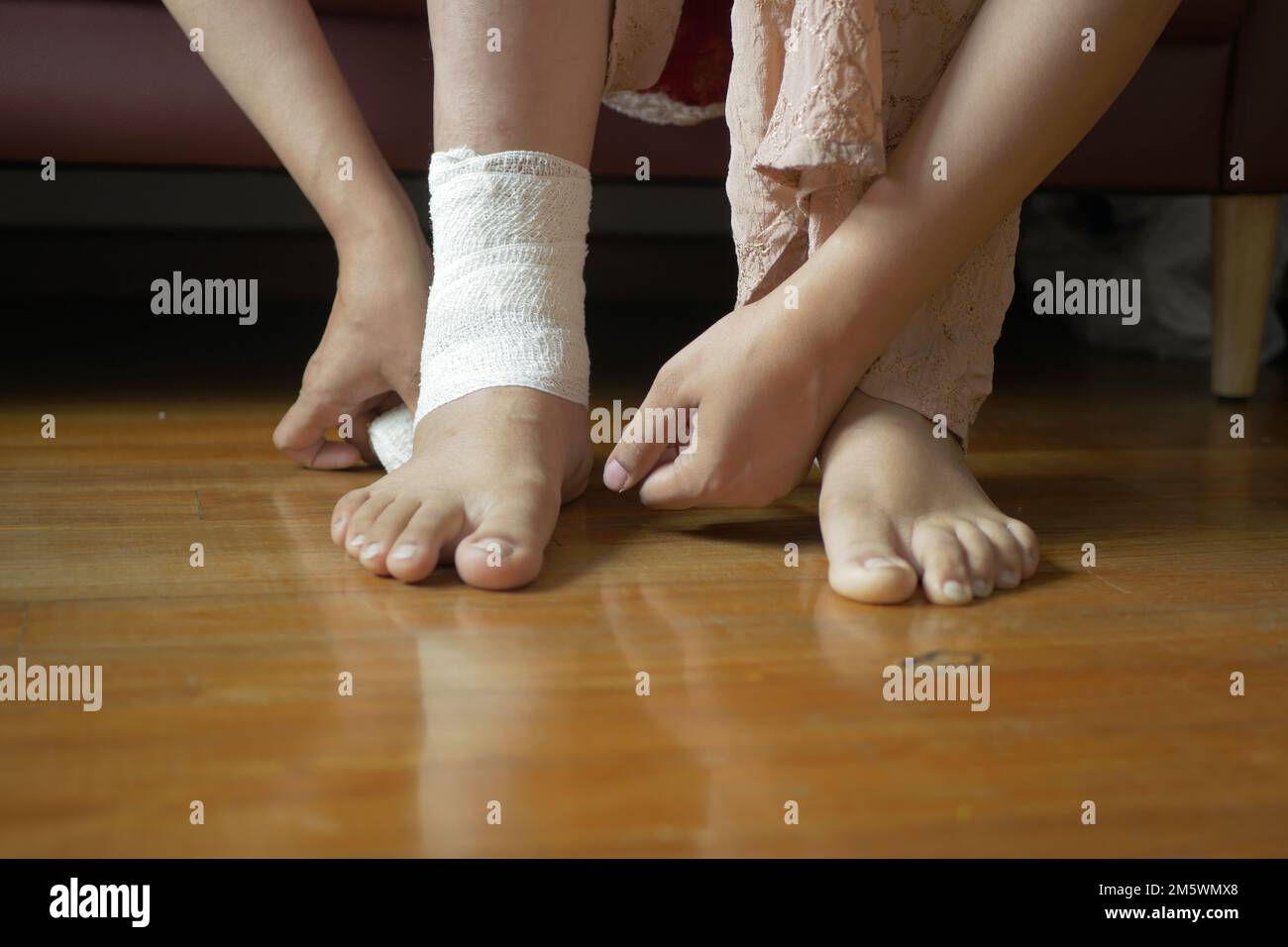 Femme avec pied bandé gros plan Banque D'Images