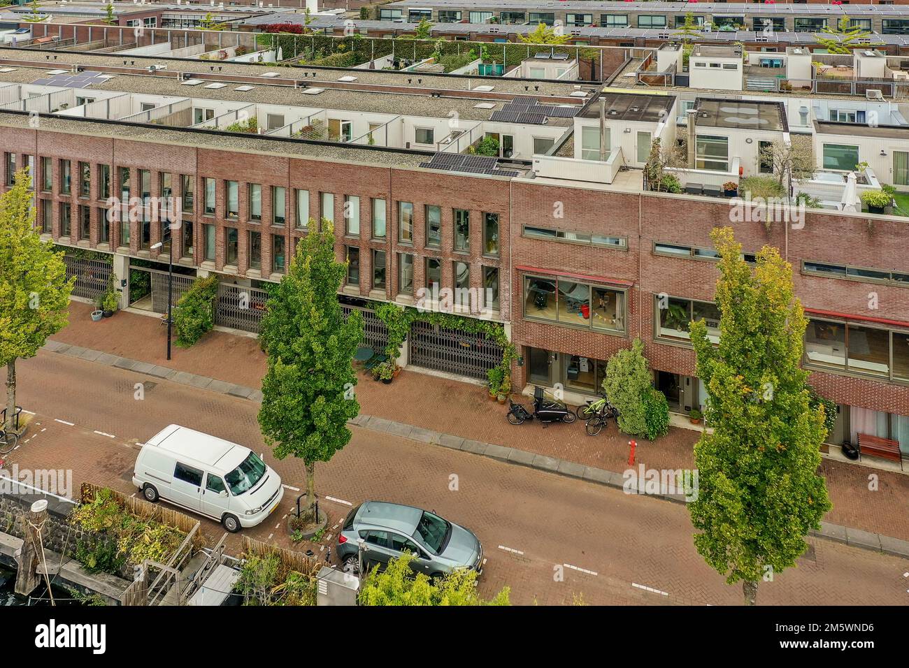 vue aérienne d'une ville avec de nombreux bâtiments et voitures garés dans la rue en face des autres bâtiments Banque D'Images