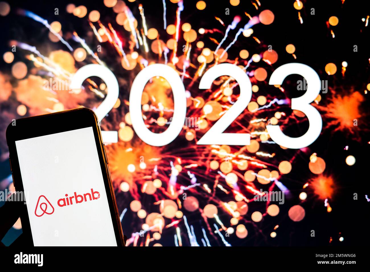 Sur cette photo, un logo Airbnb apparaît sur un smartphone. Banque D'Images