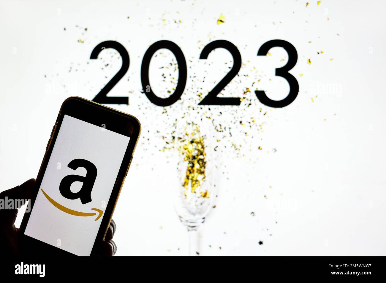 Sur cette photo, un logo Amazon apparaît sur un smartphone. Banque D'Images