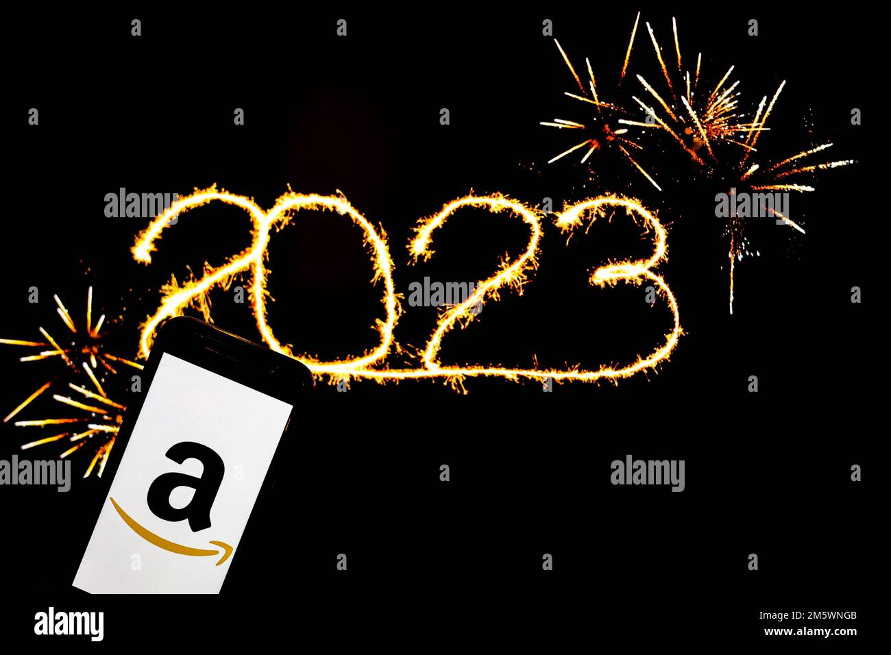 Sur cette photo, un logo Amazon apparaît sur un smartphone. Banque D'Images