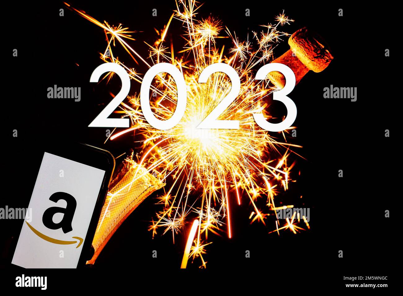 Sur cette photo, un logo Amazon apparaît sur un smartphone. Banque D'Images