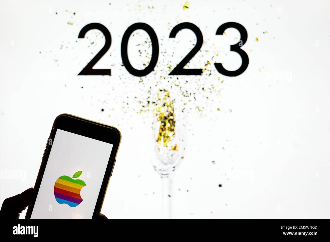 Dans cette illustration, un logo Apple apparaît sur un smartphone. Banque D'Images