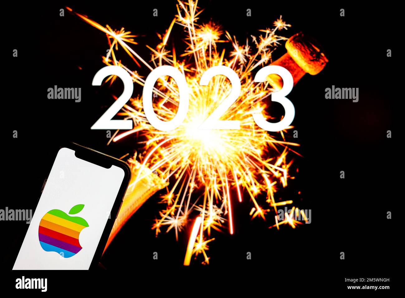 Dans cette illustration, un logo Apple apparaît sur un smartphone. Banque D'Images