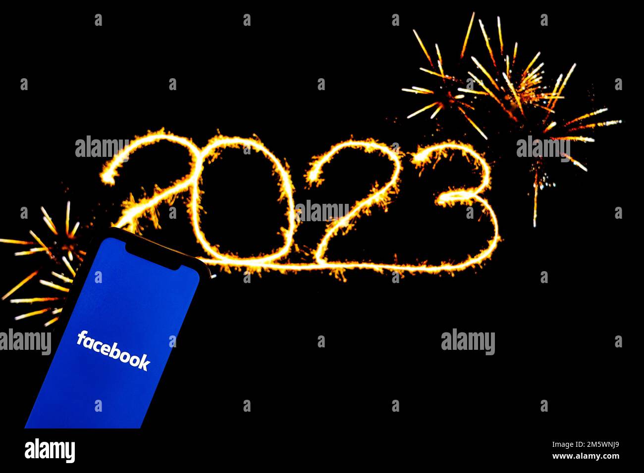 Sur cette photo, l'illustration d'un logo de Facebook vu affichée sur un smartphone. Banque D'Images