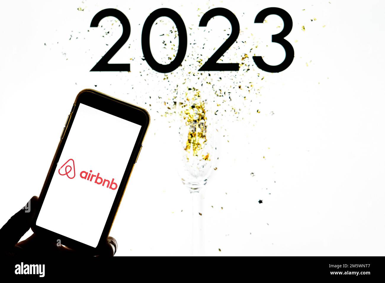 Sur cette photo, un logo Airbnb apparaît sur un smartphone. Banque D'Images
