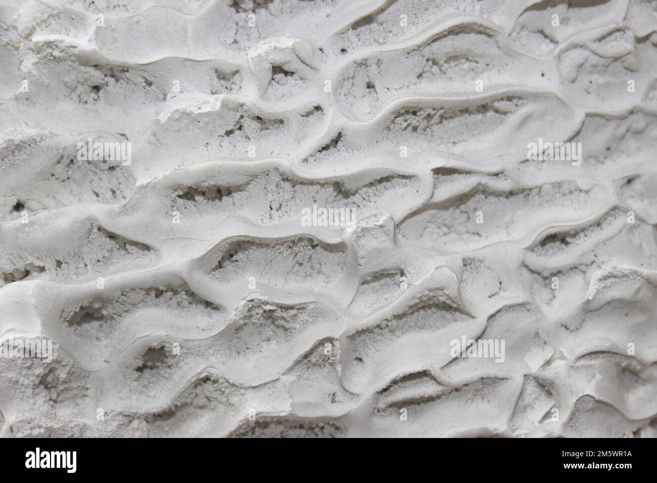 Hydrozinciter a.k.a. la fleur de zinc ou la marionite est un minéral de carbonate blanc Banque D'Images