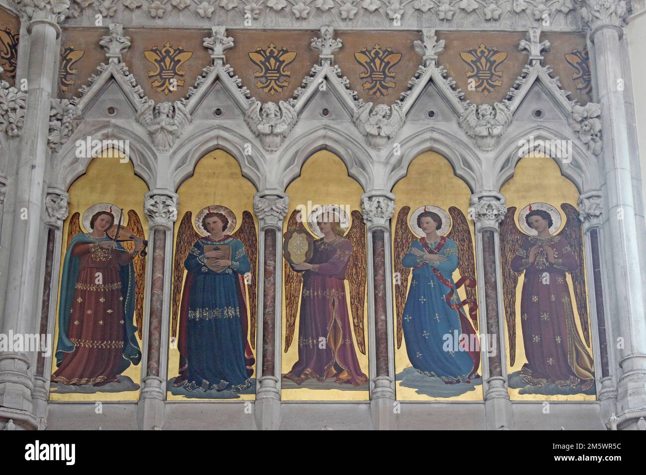 Notre Dame de l'Immaculée conception, Birkenhead - reredos de l'église est décoré avec des photos des Saints et des Anges Banque D'Images
