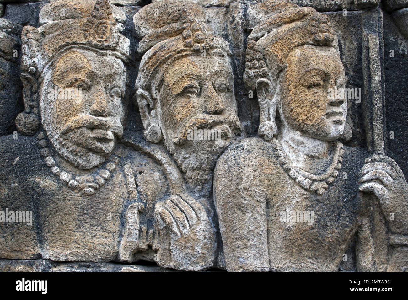 Sculpture de secours en pierre, Temple Borobudur, Java - anciens hommes ascétiques Banque D'Images