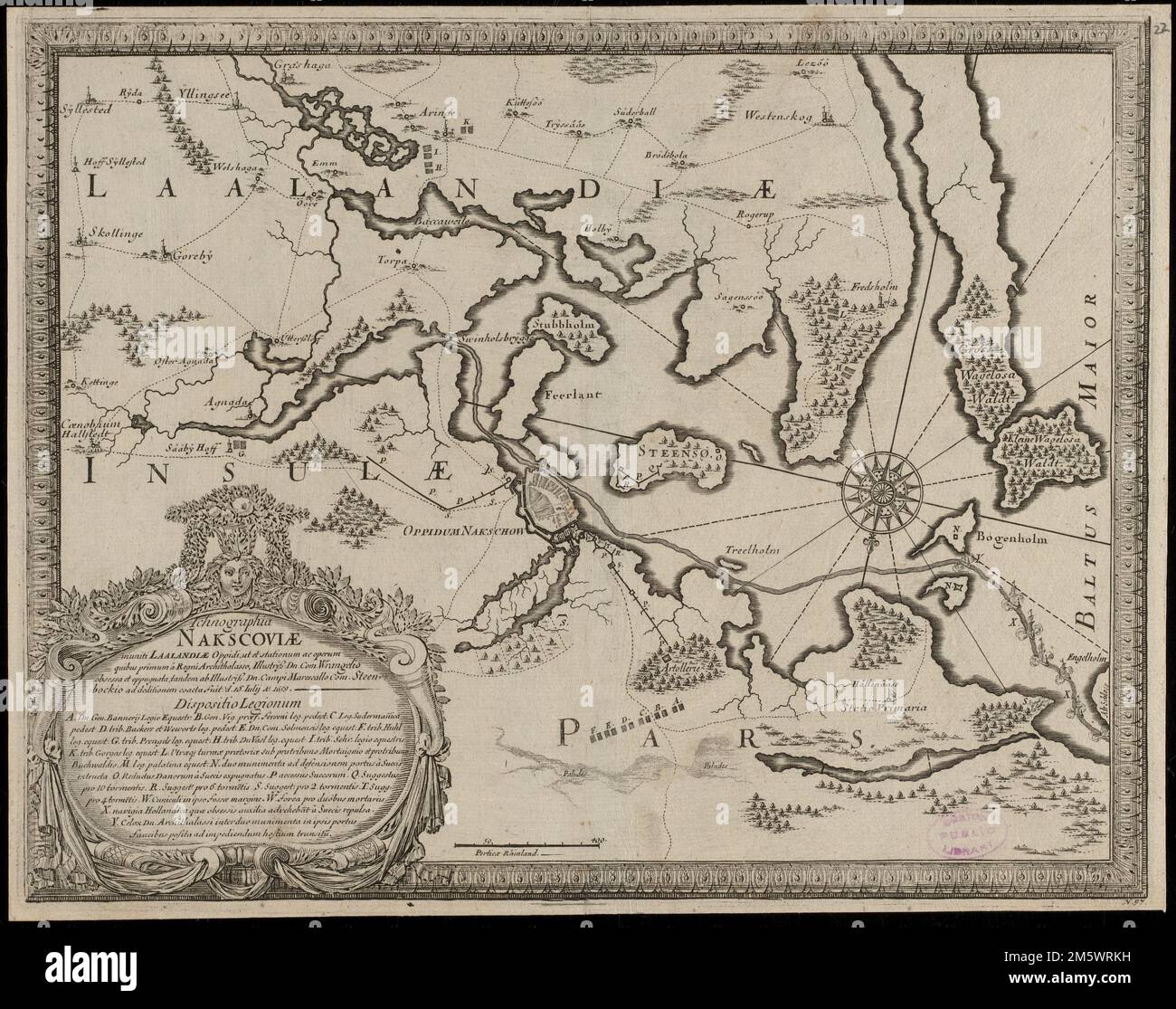 Ichnographia Nakscoviae muniti Laalandiae oppidi, ut et stationum ac operum quibus primum a Regni Archithalasso, Illustriss: DN. Comp. Wrangelio obsessa et oppugnata, tandem ab Illustriss. DN. Campi Marrescallo Comp. Steenbockio ad deditionem coacta fuit d. 16. Aulij Ao. 1659. Orienté vers le nord en bas à gauche. Échelle de barres dans 'Perticae Rhinland'. 400 = environ 4 cm. Comprend des références et une cartouche décorative et une bordure. De Samuel von Pufendorf's de rebus a Carolo Gustavo Sueciae rege gestis commentariorum libri septem. Norimbergae : Sumptibus Christophori Riegelij, 1696. De nombreuses plaques f Banque D'Images