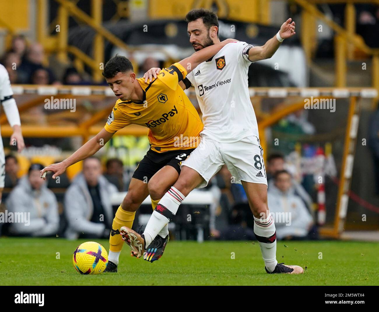 Wolverhampton, Royaume-Uni. 31st décembre 2022. Matheus Nunes de Wolverhampton Wanderers se Tussles avec Bruno Fernandes de Manchester United lors du match de la Premier League à Molineux, Wolverhampton. Crédit photo devrait se lire: Andrew Yates / Sportimage crédit: Sportimage / Alay Live News Banque D'Images