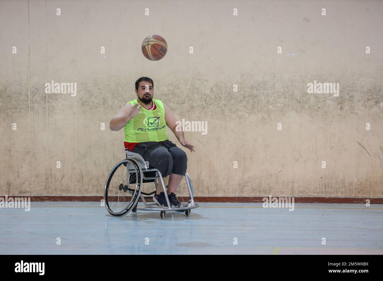 Abdelaem Ghawil, ancien joueur de l'équipe nationale allemande et l'un des blessés des guerres en Libye se prépare à tirer un but contre ses adversaires, les blessés de guerre ont mis en place un club de basket-ball en fauteuil roulant? bien qu'il y ait eu un grand recrutement de victimes de guerre, malgré le manque de possibilité, elles ont pu intégrer les victimes de guerre dans la société par le jeu du basket-ball, Et l'équipe est devenue une porte de divertissement et de rencontre où les équipes d'Al-Ahly et d'Al-Ittihad jouent, tandis que le match s'est terminé par un tirage au sort entre les deux équipes. Banque D'Images