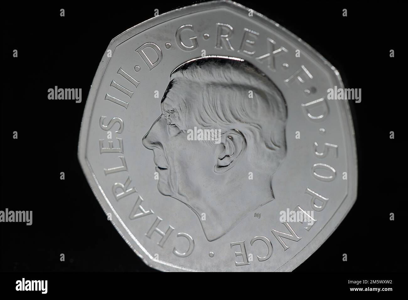 La première pièce de 50p à présenter le premier portrait de son Altesse Royale le roi Charles III, créé par le sculpteur Martin Jennings Banque D'Images