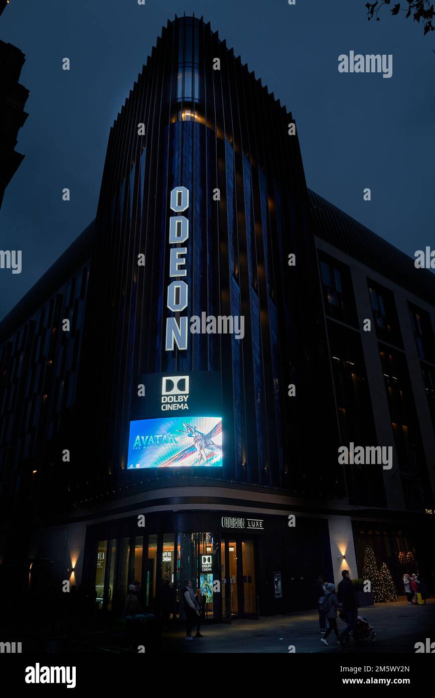 « Avatar » au cinéma Odeon, Leicester Square, Londres, Angleterre, la nuit, Décembre 2022. Banque D'Images