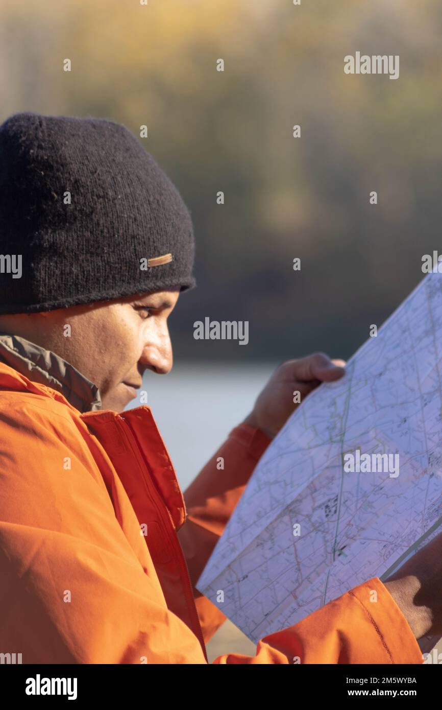 Portrait de voyageur homme au lac en automne avec une carte. Photo de haute qualité Banque D'Images