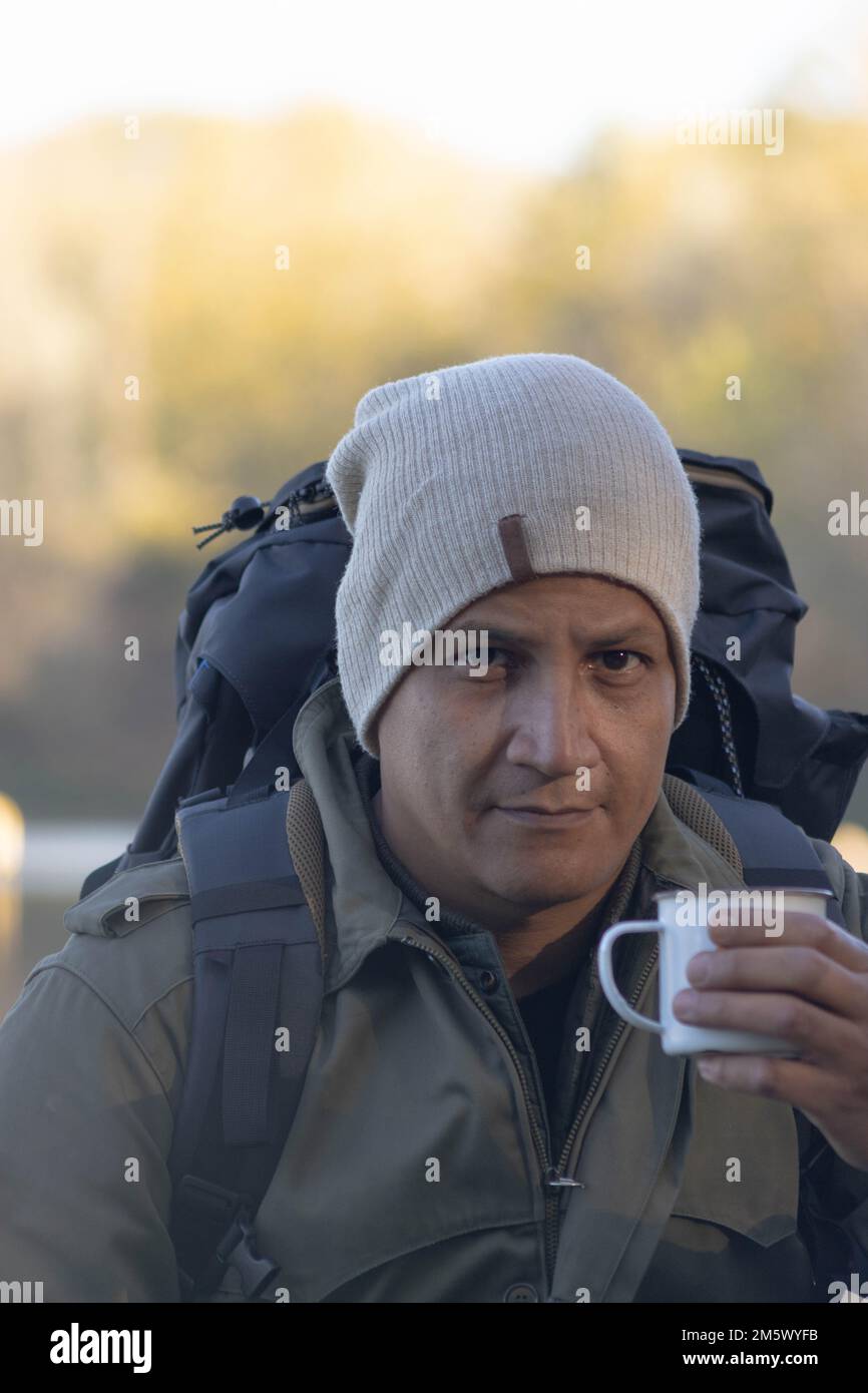 Portrait de voyageur homme au lac en automne. Photo de haute qualité Banque D'Images