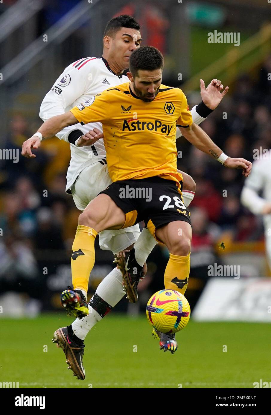 Wolverhampton, Royaume-Uni. 31st décembre 2022. Casemiro de Manchester United défie Joao Mountinho de Wolverhampton Wanderers lors du match de la Premier League à Molineux, Wolverhampton. Crédit photo devrait se lire: Andrew Yates / Sportimage crédit: Sportimage / Alay Live News Banque D'Images