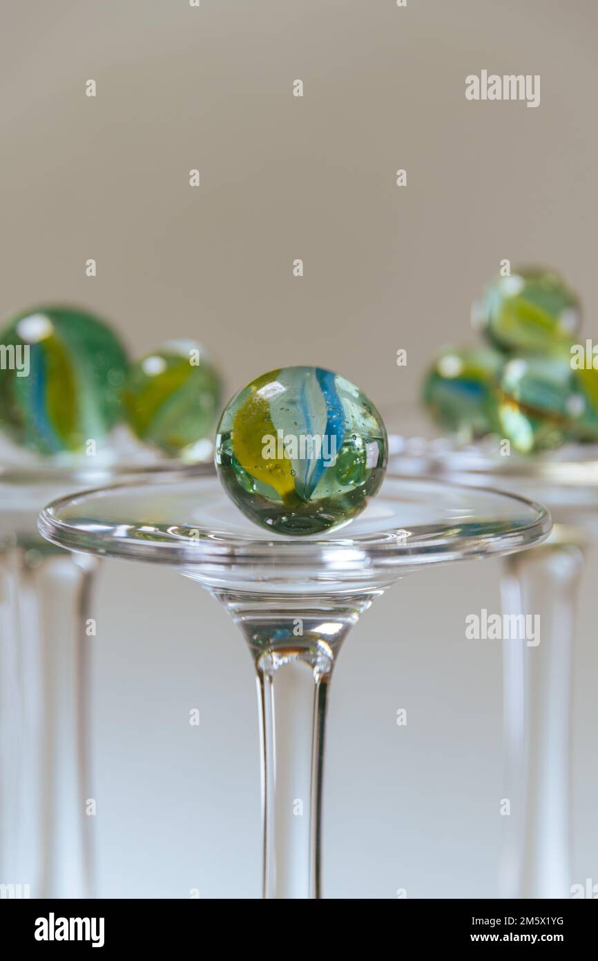 Marbre en verre équilibré sur Un pied en verre à vin Banque D'Images