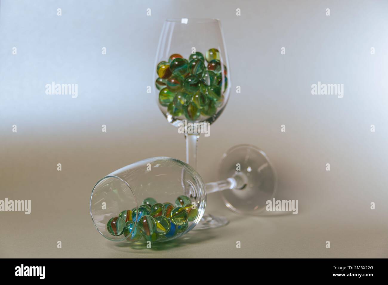 Verre à vin couché rempli de billes de verre - Focus sur le verre couché Banque D'Images