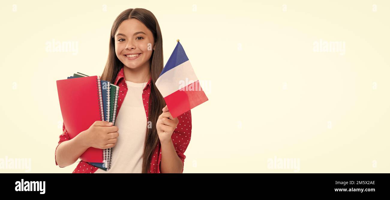 bonne fille de l'adolescence tiennent le drapeau français et l'école