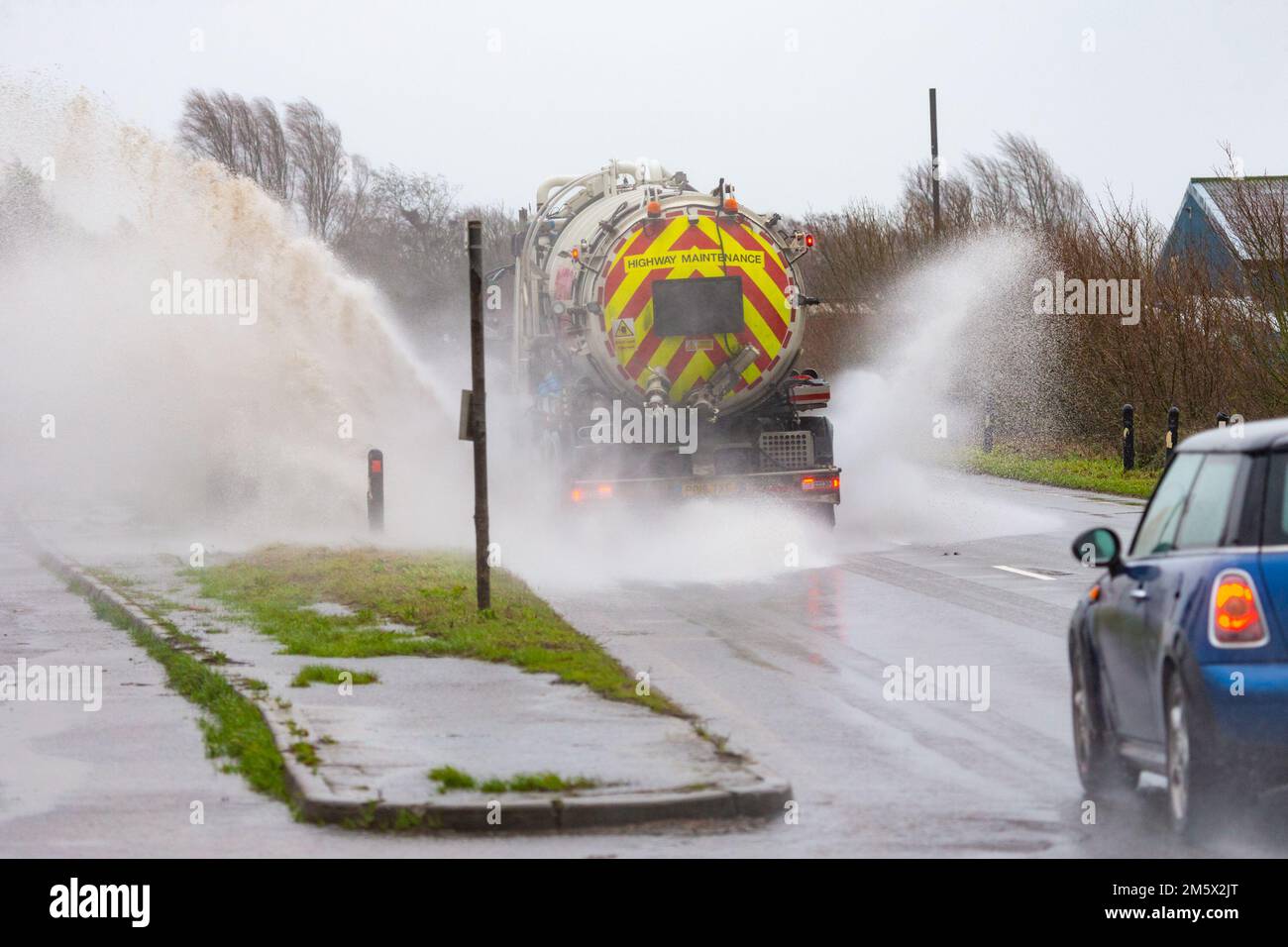 Romney, Kent, Royaume-Uni. 31st décembre 2022. Météo au Royaume-Uni : vents forts sur la route menant à Romney dans le Kent, tandis que des bassins d'eau de pluie inondent des parties de la route. Crédit photo : Paul Lawrenson/Alay Live News Banque D'Images