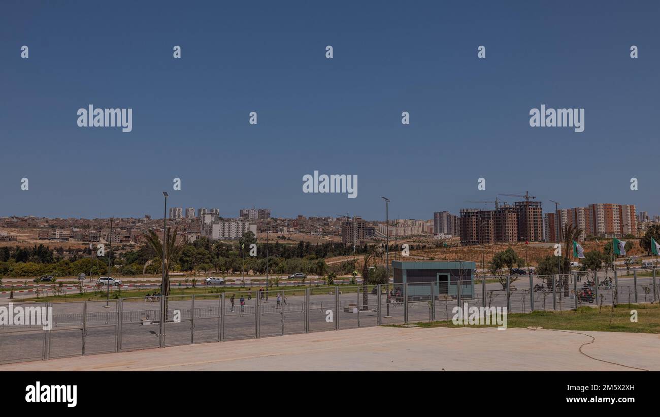 Panorama de la ville d'Oran en Algérie depuis l'un des stades sportifs au-dessus de la clôture. Banque D'Images