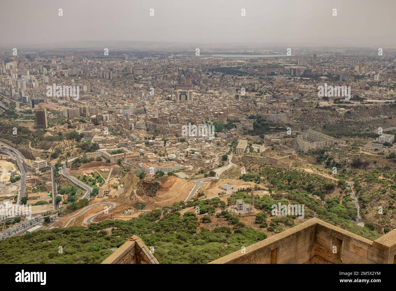 Vue panoramique sur la ville d'Oran depuis la forteresse de Santa Cruz, l'un des trois forts d'Oran, le deuxième plus grand port d'Algérie ; jour d'été, vue du hig Banque D'Images