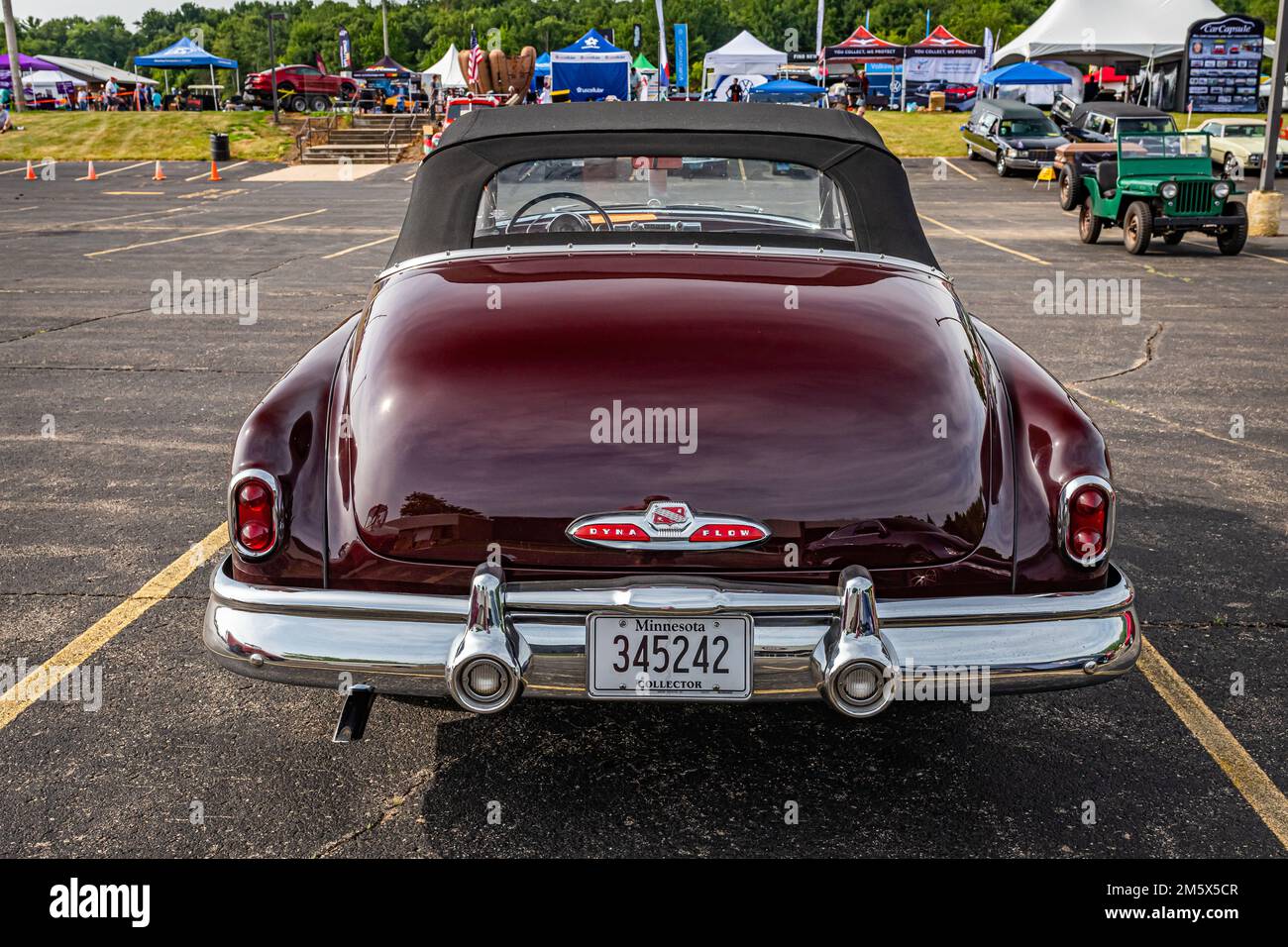 Iola, WI - 07 juillet 2022 : vue arrière à grande perspective d'un cabriolet huit de Buick 1950 lors d'un salon automobile local. Banque D'Images
