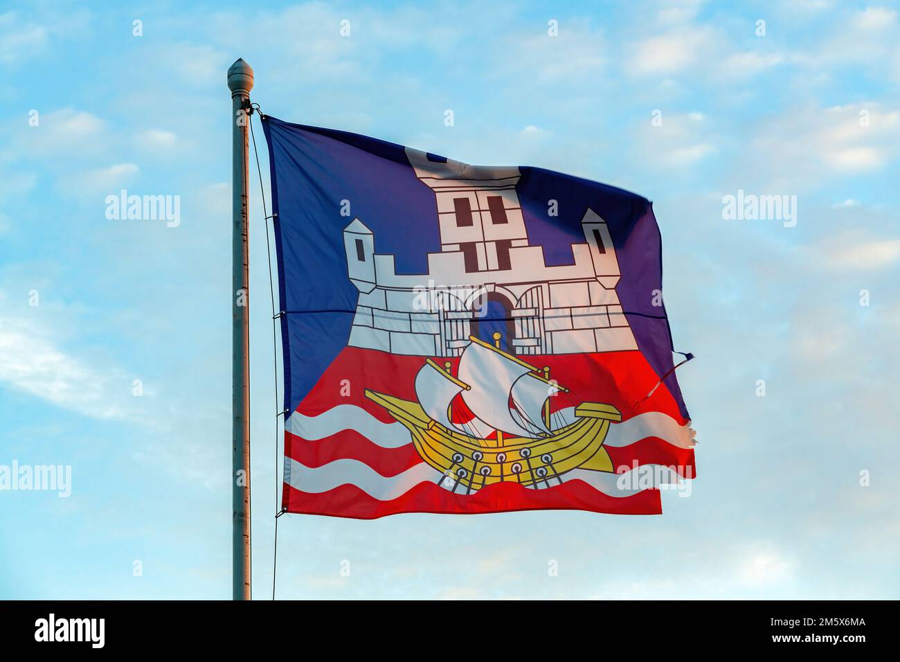 Belgrade, Serbie - 15 octobre 2022 : le drapeau de la ville de Belgrade contre le ciel bleu Banque D'Images