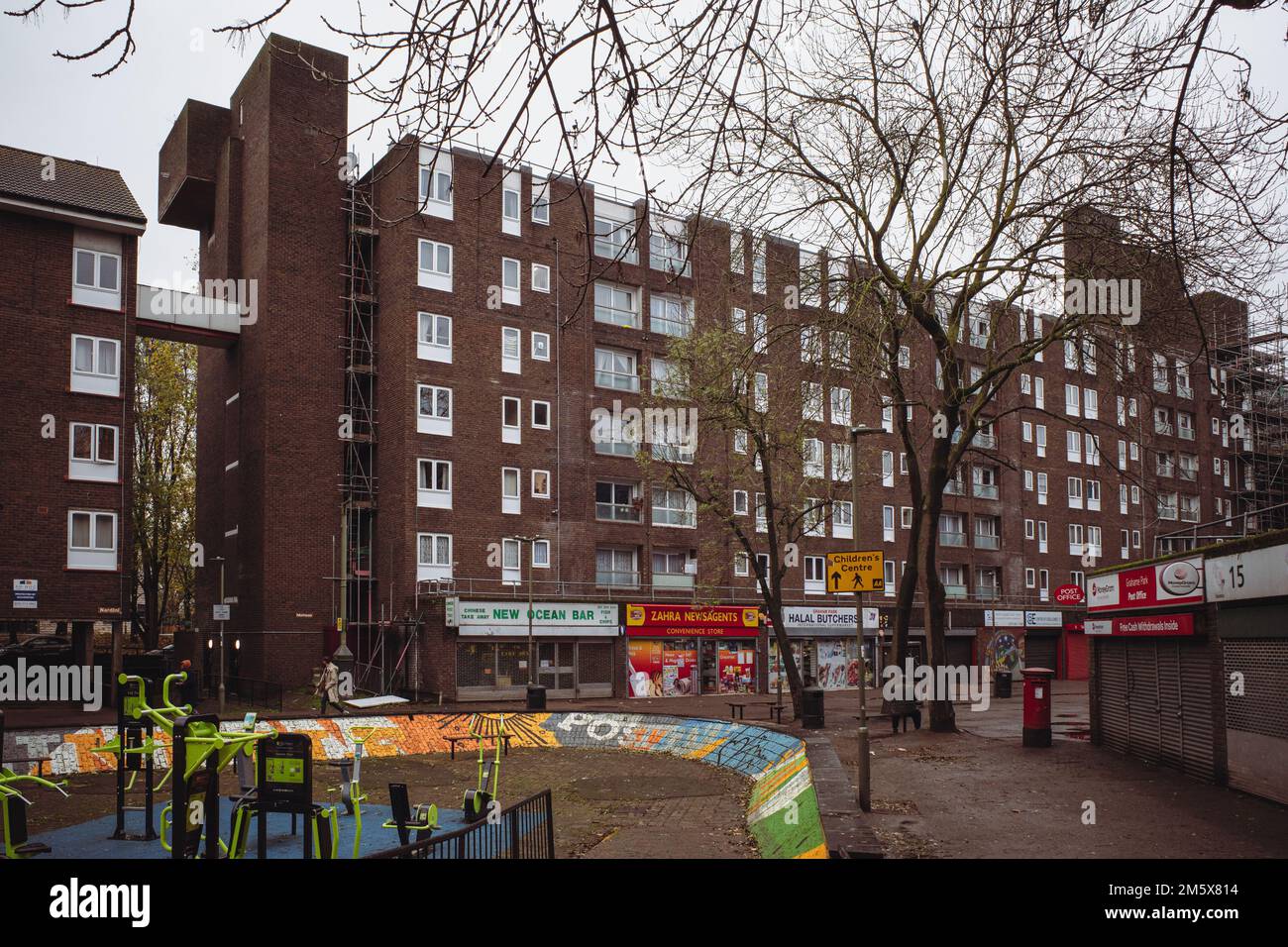 Maison de haute élévation dans le domaine de logement de Grahame Park, au nord-ouest de Londres. Logement social d'après-guerre, architecture, Angleterre, Royaume-Uni. Banque D'Images