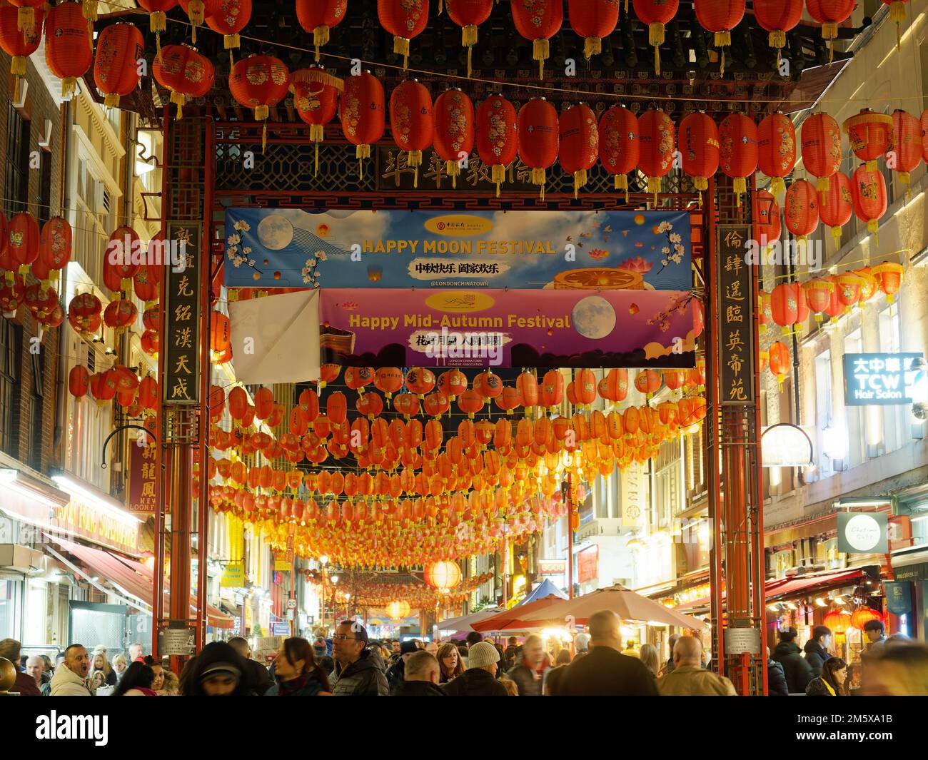 Une vue sur Gerrard Street occupé la nuit dans le quartier chinois de Londres décoré de lanternes rouges suspendues Banque D'Images