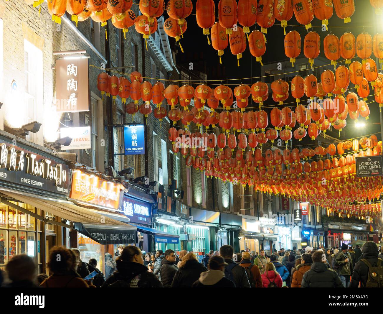 Une vue sur Lisle Street occupé la nuit dans le quartier chinois de Londres décoré de lanternes rouges suspendues Banque D'Images