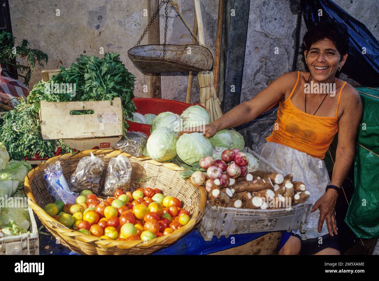 Le Honduras, Santa Barbara. Vendeur de légumes sur le marché. Banque D'Images