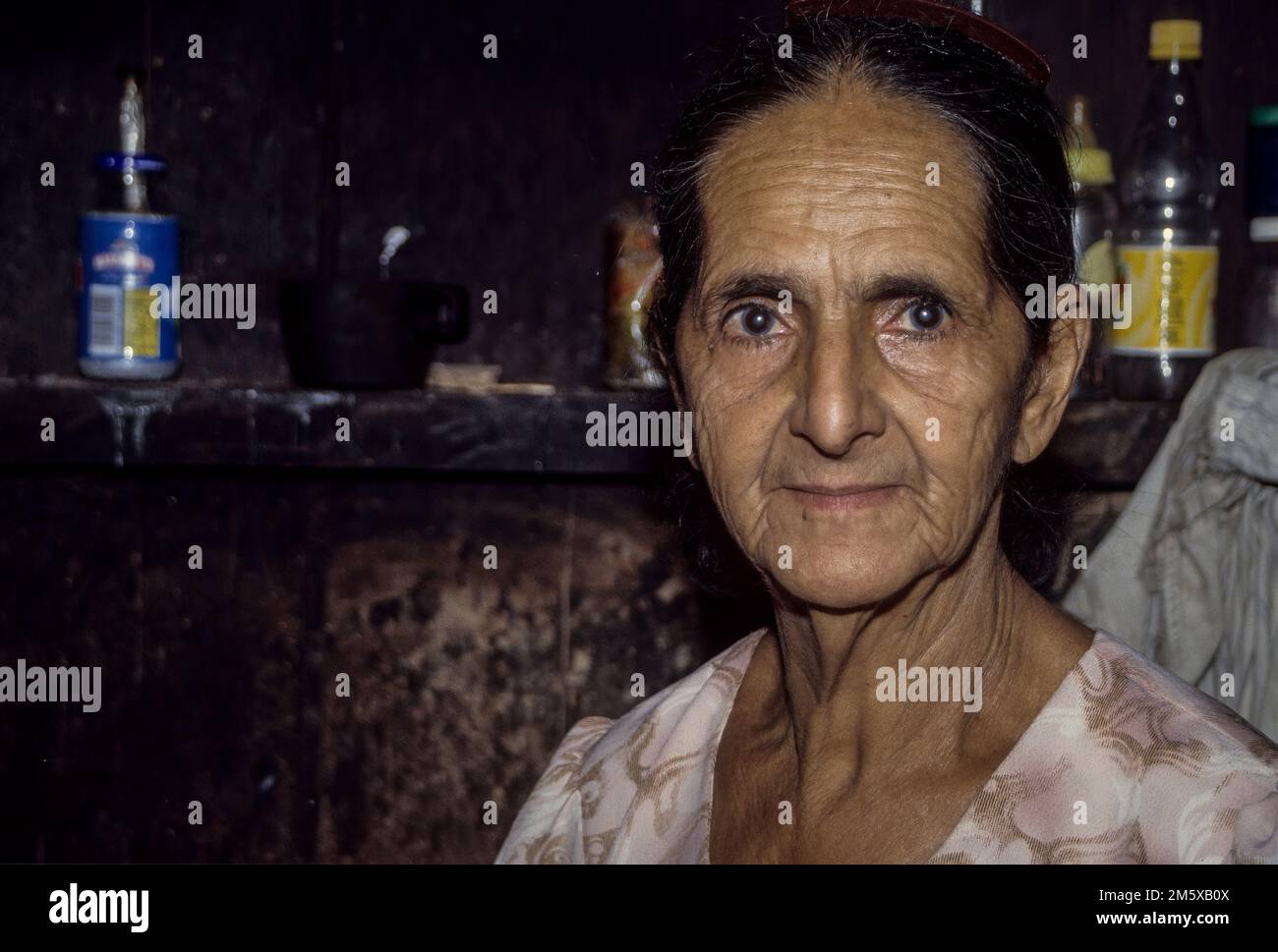 Le Honduras, San Luis Planes. Femme d'âge moyen, Doña Chica, dans sa cuisine. Banque D'Images