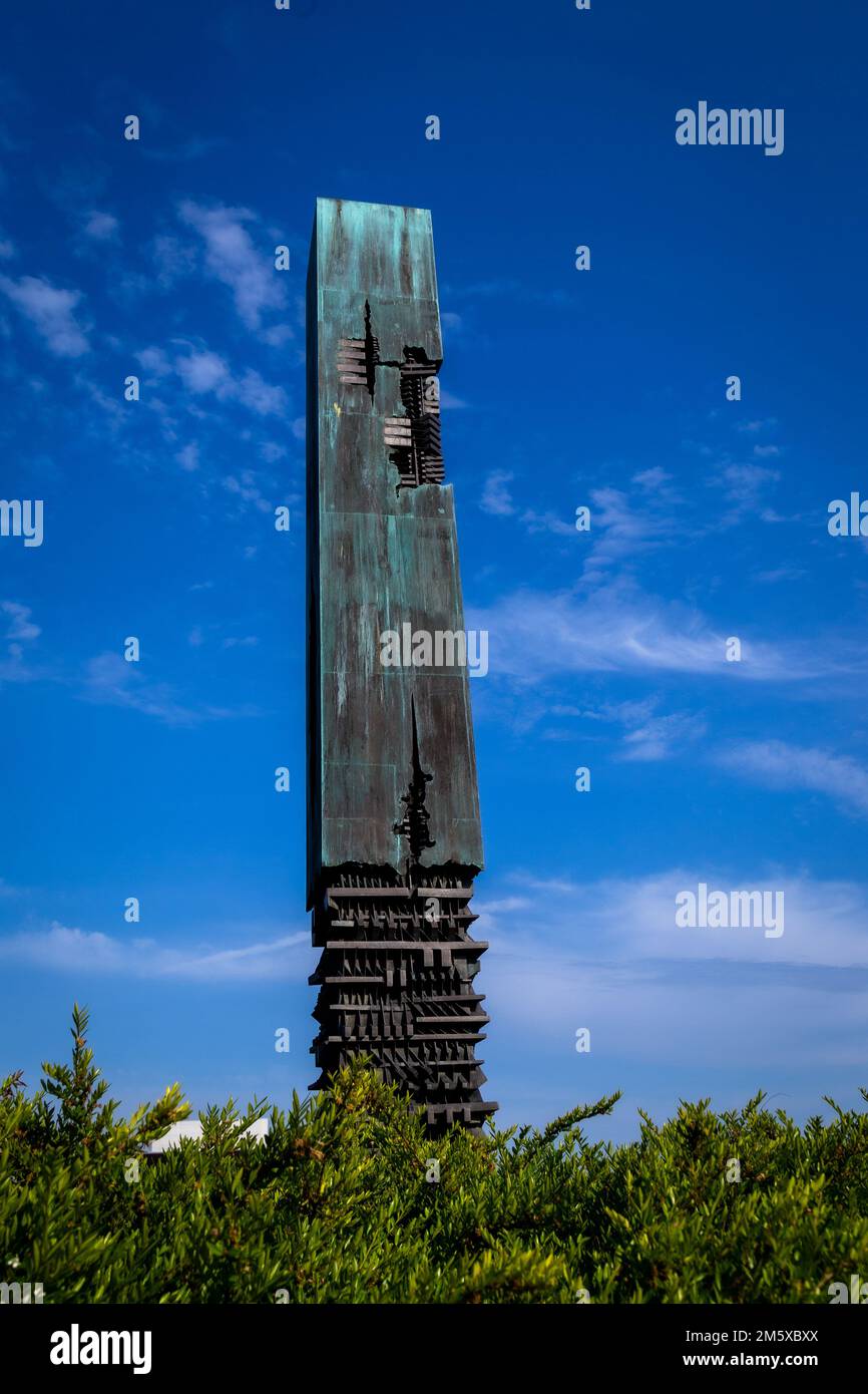 Vue sur la sculpture en bronze d'Arnaldo Pomodoro à Amaliehaven, jardins publics à Copenhague, Danemark Banque D'Images