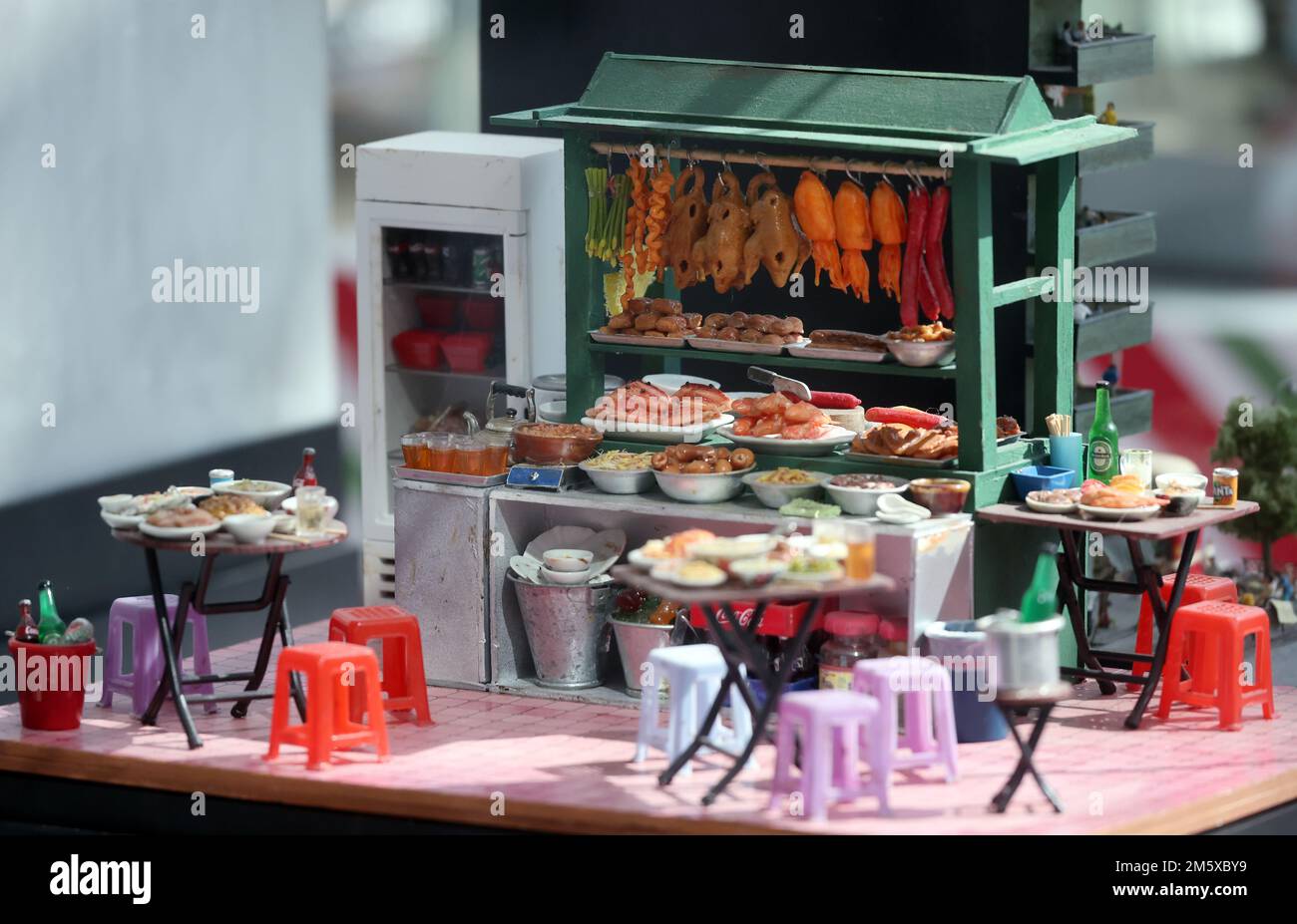 Un modèle miniature présentant un restaurant de rue (alias Dai Pai Dong) est vu lors de l'exposition miniature HHur Hong Kong StoryHH à Nina Mall phase à Tsuen WAN. 21DEC22 SCMP/Yik Yeung-man Banque D'Images