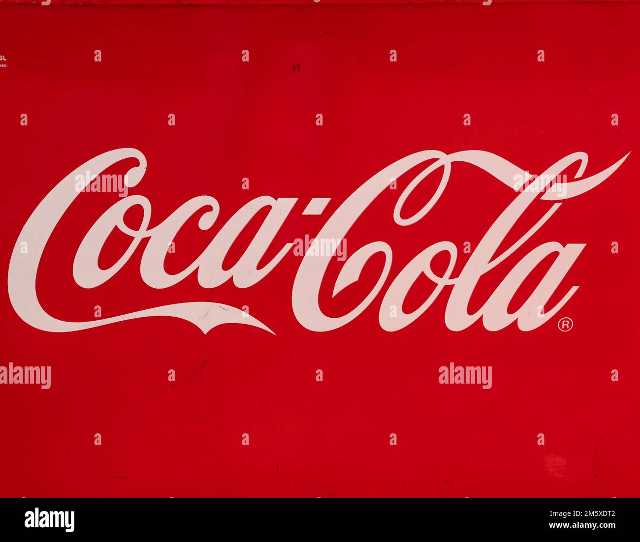 Felanitx, Espagne; décembre 30 2022: Gros plan du logo de la marque internationale de boissons gazeuses Coca Cola, à l'extérieur, par une journée ensoleillée Banque D'Images