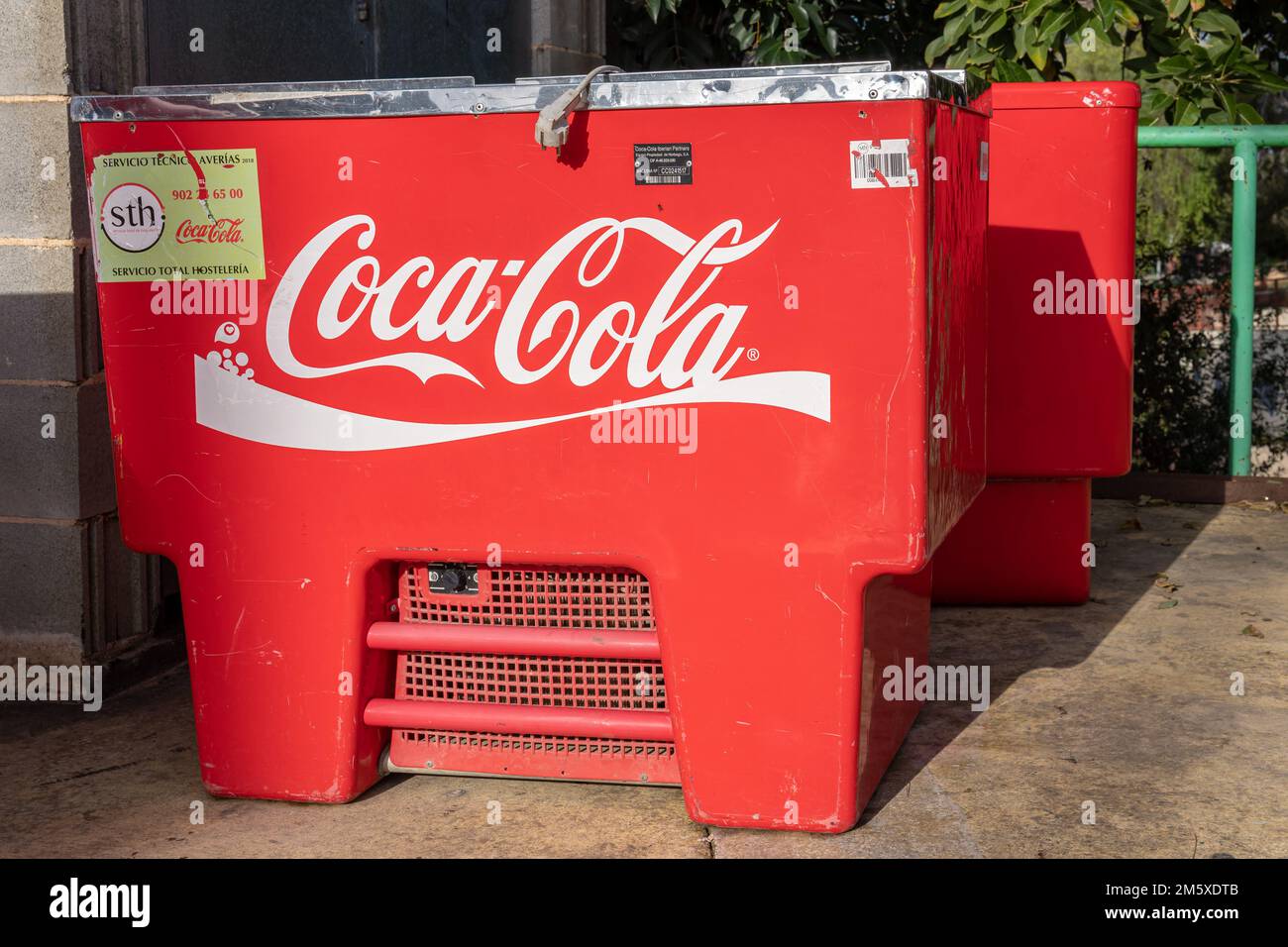 Felanitx, Espagne; décembre 30 2022: Glacières de bar industriel avec le logo de la marque internationale de boissons non alcoolisées Coca Cola, à l'extérieur par une journée ensoleillée Banque D'Images